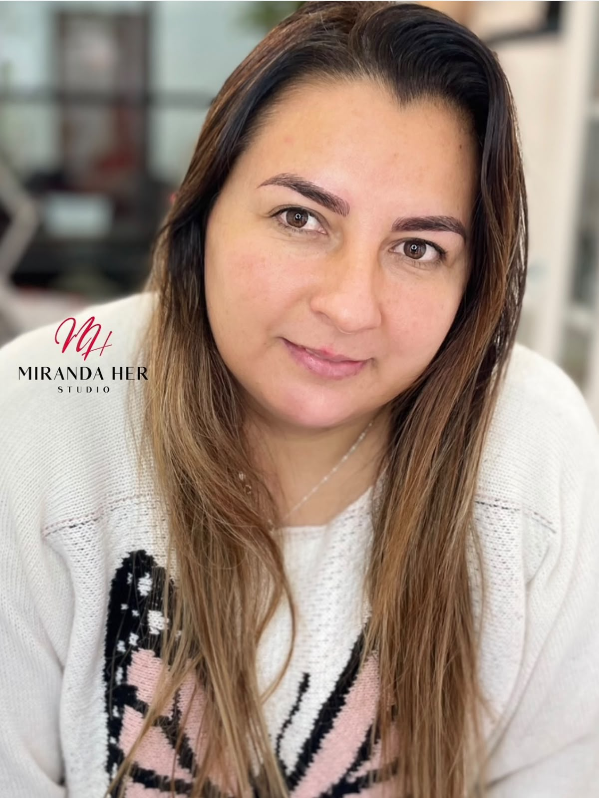 Diseño de cejas de nuestro studio en el retrato original de una clienta